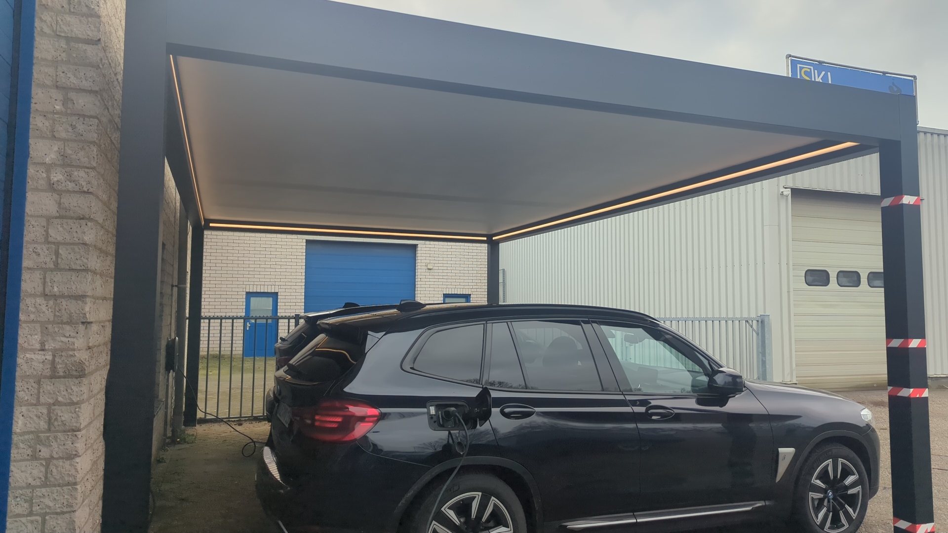 Modernes Lamellendach mit integrierter LED-Beleuchtung