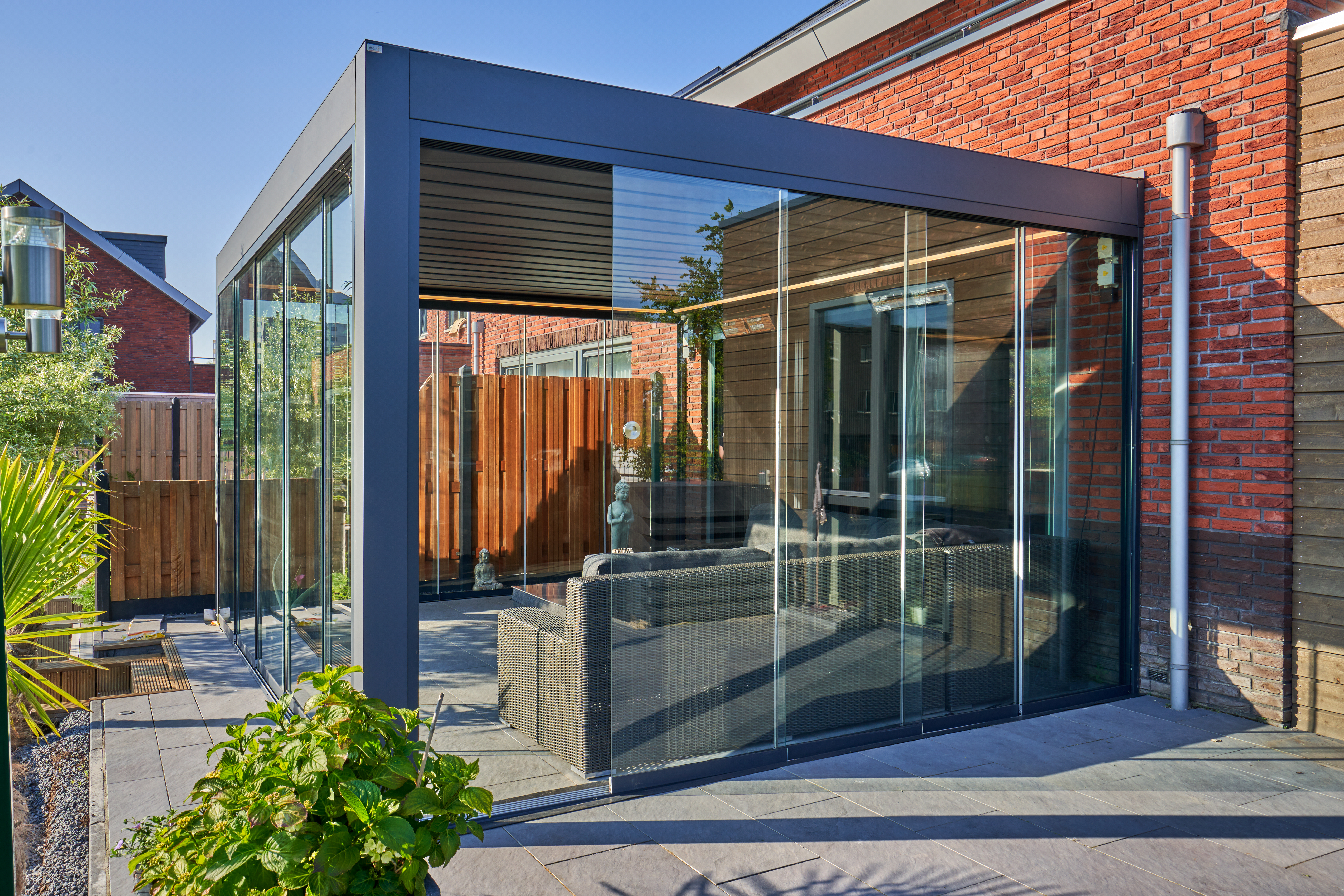 Modernes Aluminium-Lamellendach für eine Terrasse