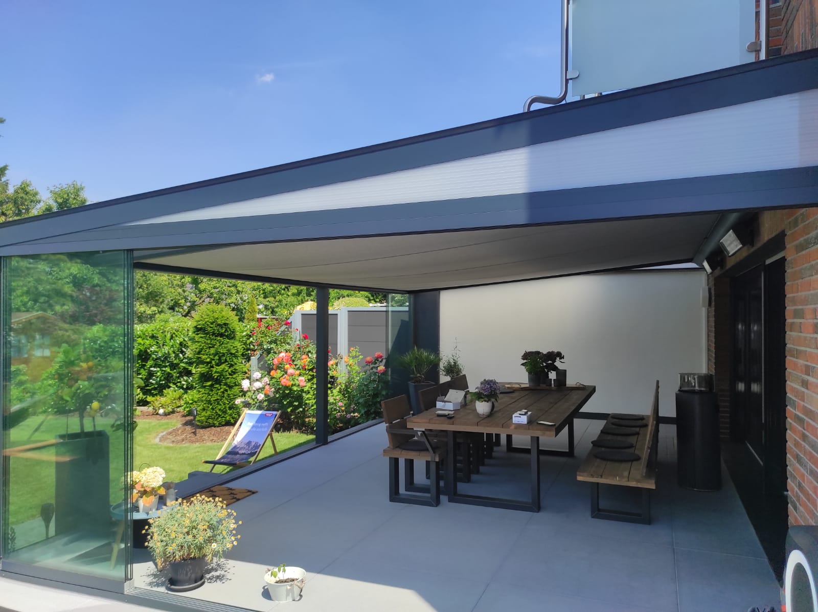 Unterdachmarkise unter einer Aluminium-Terrassenüberdachung