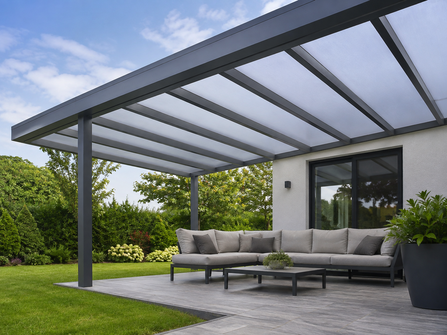 Moderne Terrassenüberdachung in geradliniger Flachdach-Optik