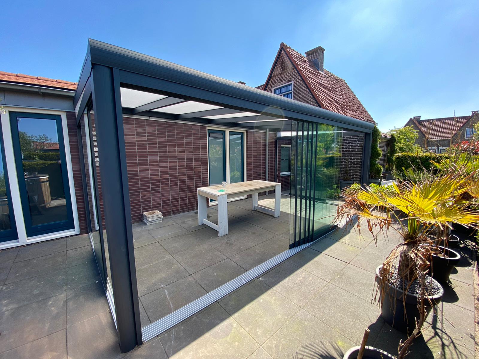 Terrassenüberdachung mit Glasschiebeelementen