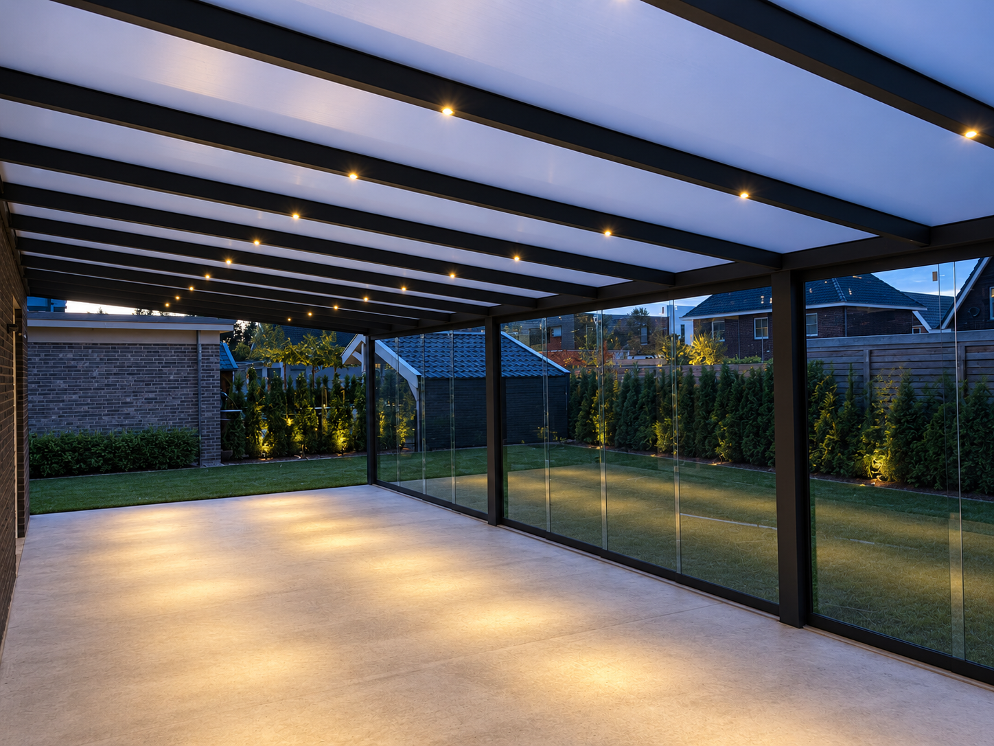 Terrassenüberdachung mit integrierter LED-Beleuchtung in den Aluminiumprofilen