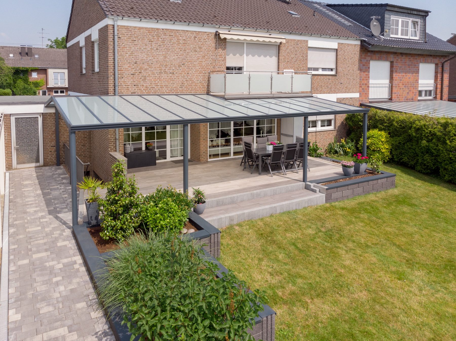 Große Aluminium-Terrassenüberdachung nach Maß am Wohnhaus