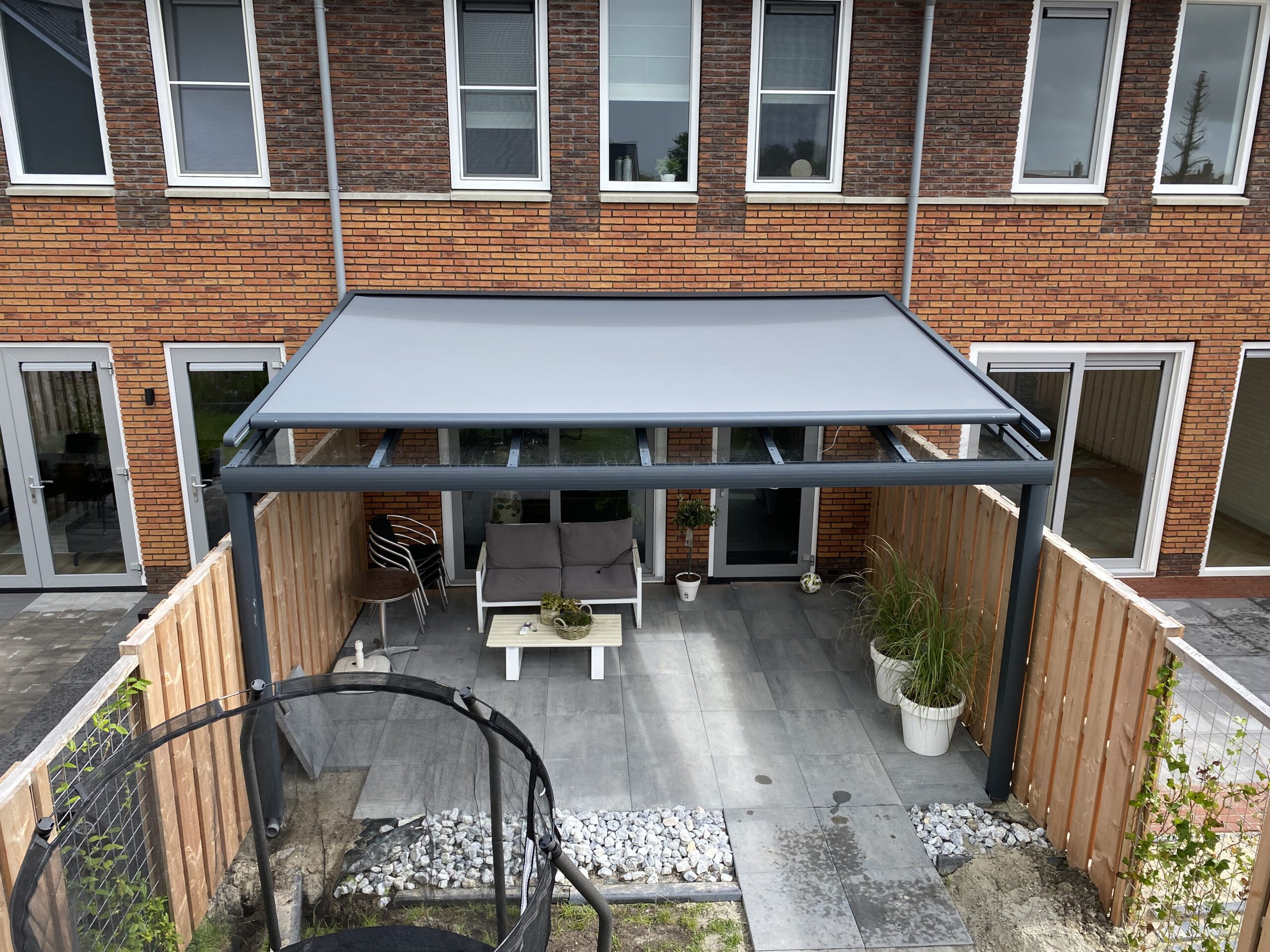 Aufdachmarkise auf einer Aluminium-Terrassenüberdachung