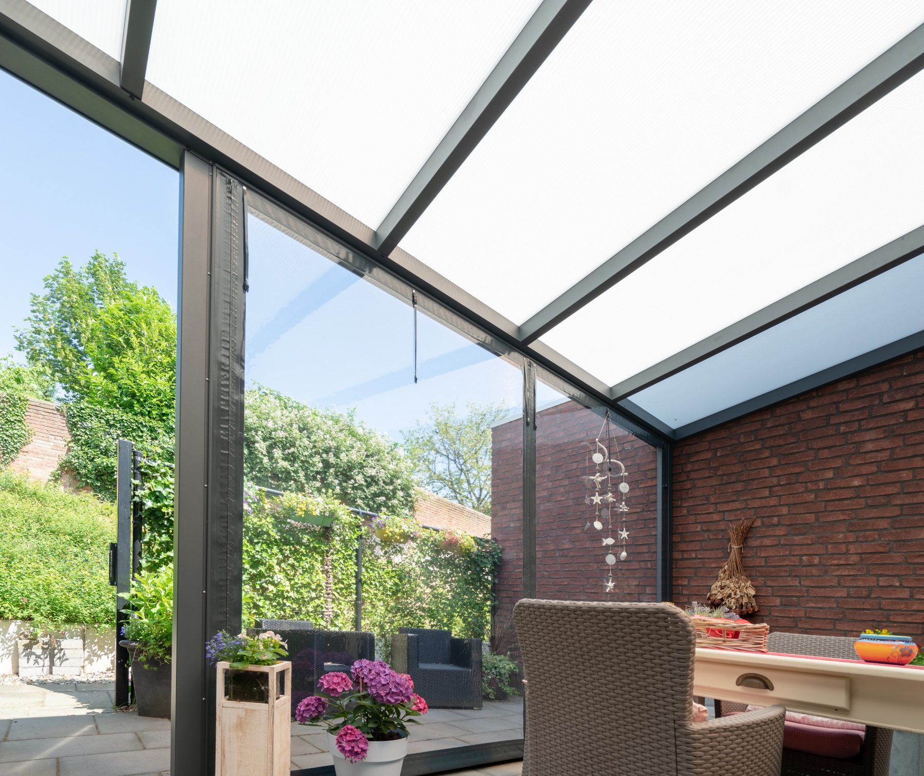 Feste Glaswand an einer Terrassenüberdachung
