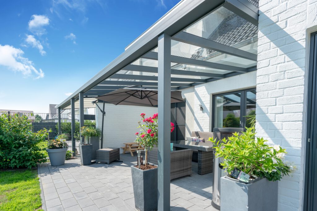 Aluminium-Terrassenüberdachung mit Glasdach an modernem Wohnhaus in Mülheim an der Ruhr