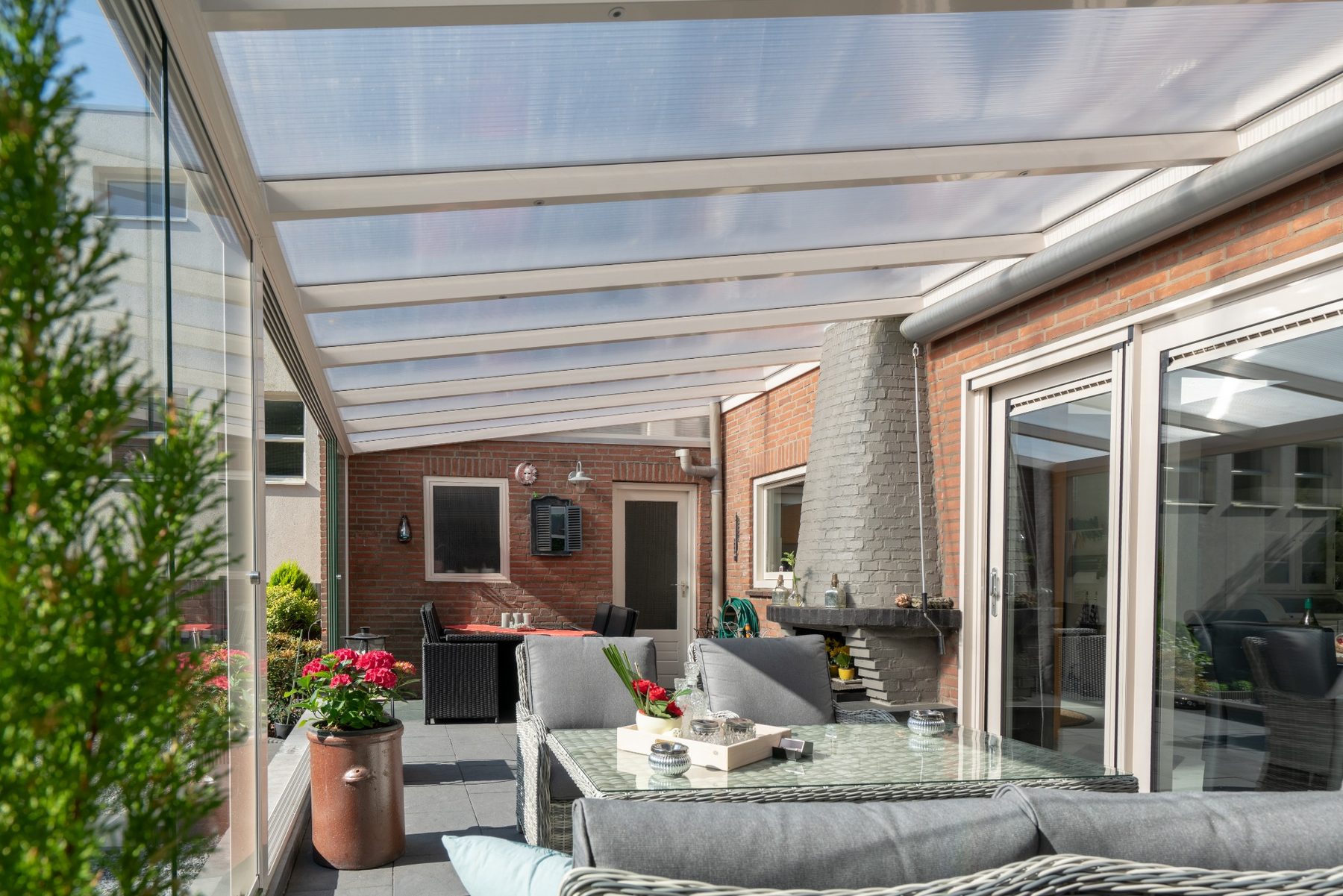 Terrassenüberdachung mit klarer Polycarbonat-Dacheindeckung
