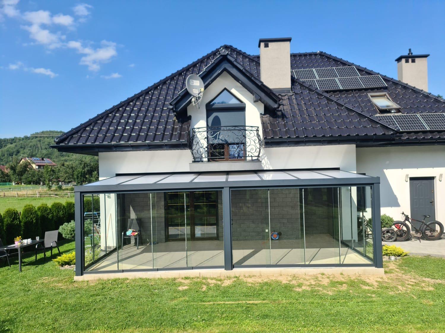 Aluminium Terrassenüberdachung mit sichtbarer Pultdach-Neigung in Mülheim