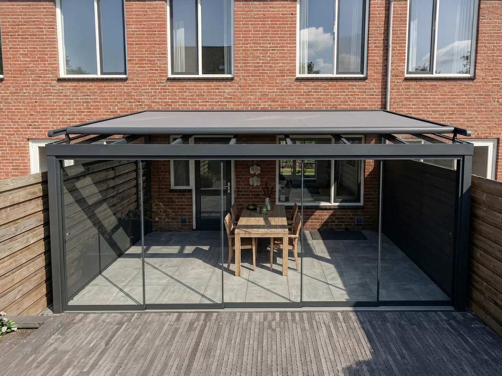 Aufdachmarkise auf einer Terrassenüberdachung