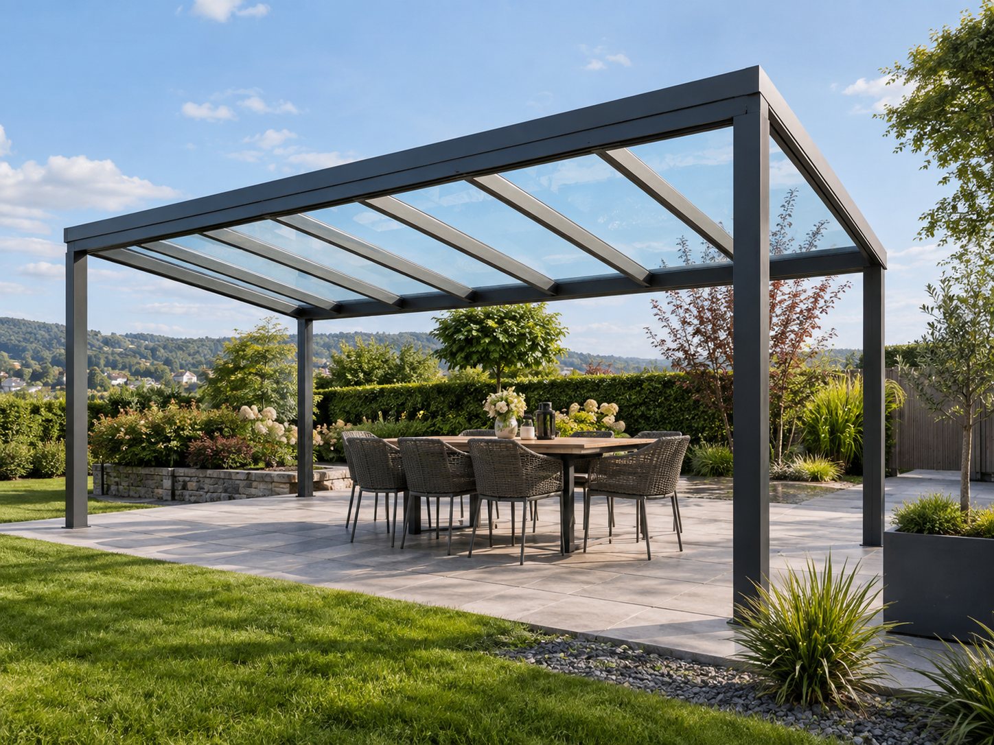Freistehende Aluminium-Terrassenüberdachung mit Pultdach und Glas