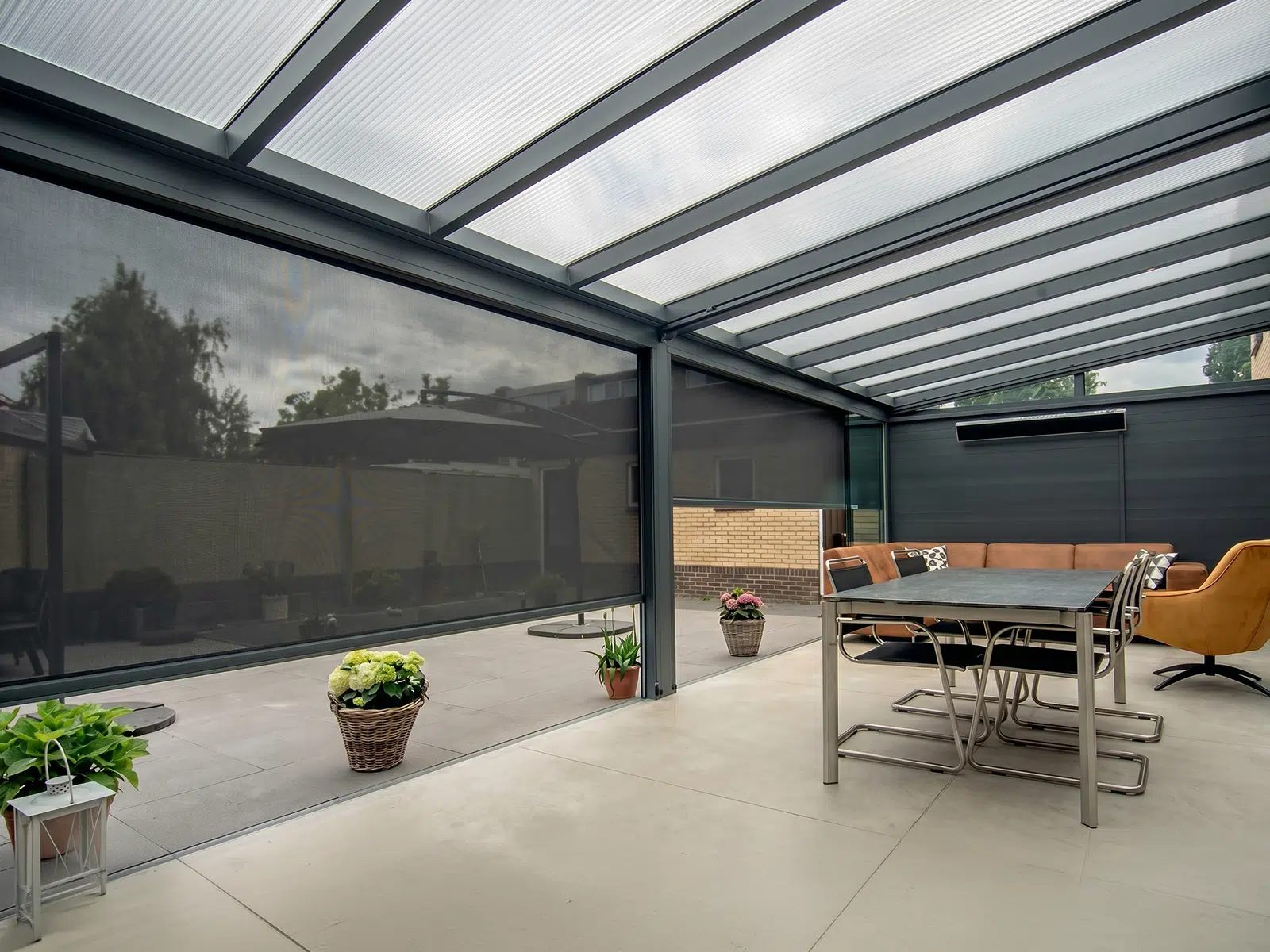 Terrassenüberdachung mit Senkrechtmarkise als seitlicher Sonnen- und Sichtschutz