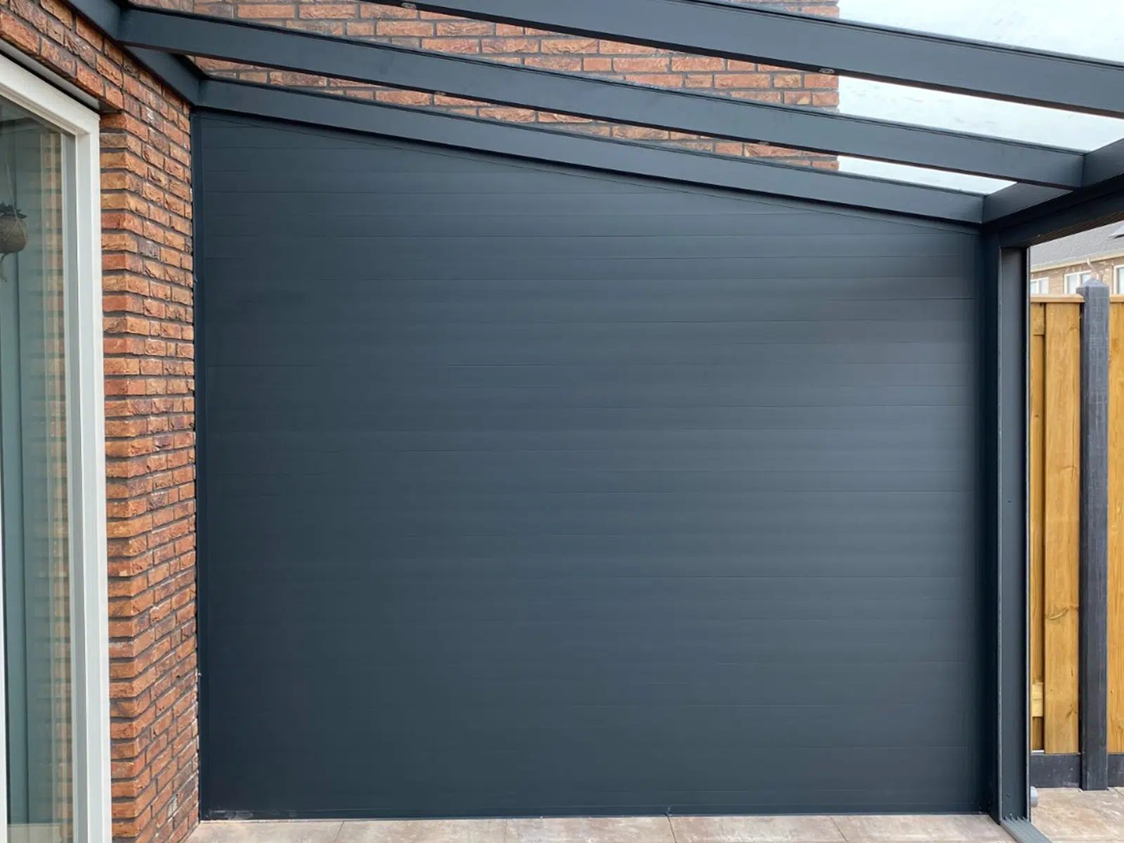 Terrassenüberdachung mit geschlossener seitlicher Aluminiumwand